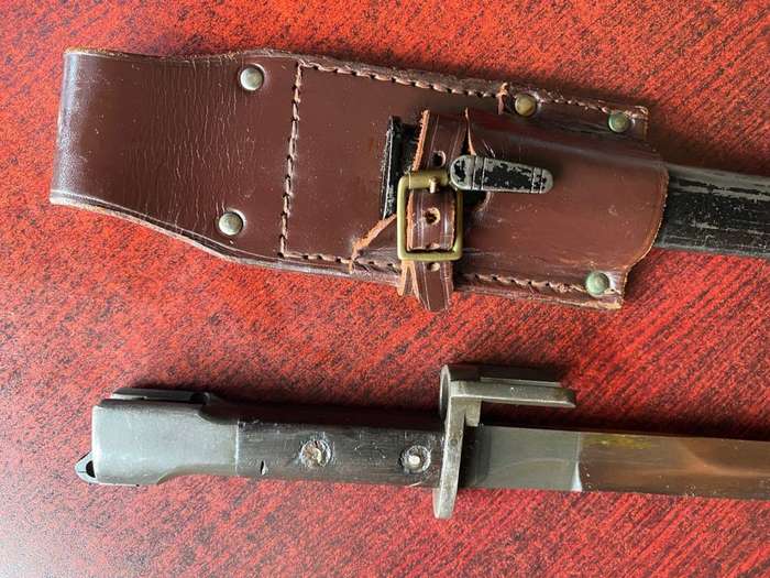 FN FAL RIFLE BAYONET WITH TYPE A STEEL SCABBARD AND LEATHER FROG -VERY GOOD CONDITION