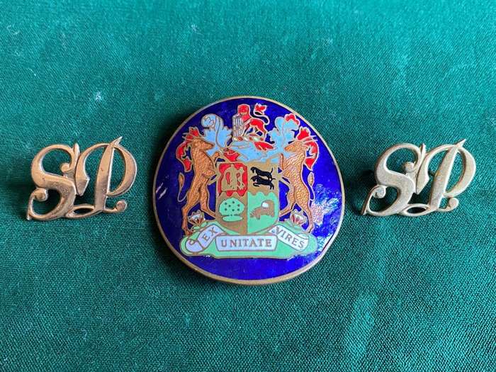 STATE PRESIDENTS GUARD SHAKO BADGE AND 2 COLLARS-WORN 1967-1986-THE CAP WITHOUT LUGS
