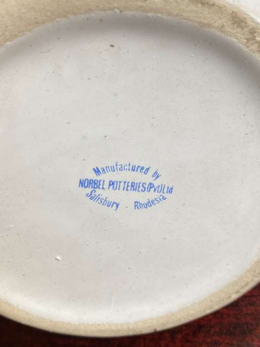 RHODESIAN LIGHT INFANTRY MUG NORBEL POTTERIES,RHODESIA,MAKERS STAMP-HEIGHT 14 CM-DIAMETER THE BASE