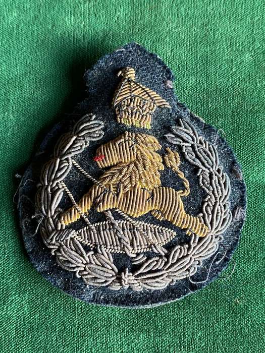 RHODESIAN BSAP OFFICERS CAP BADGE-WORN 1970-80-PADDED