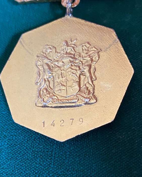 FULL SIZE PRO PATRIA MEDAL-SWIVEL SUSPENDER WITH LOW NO-ENAMEL BLUE ROUNDEL