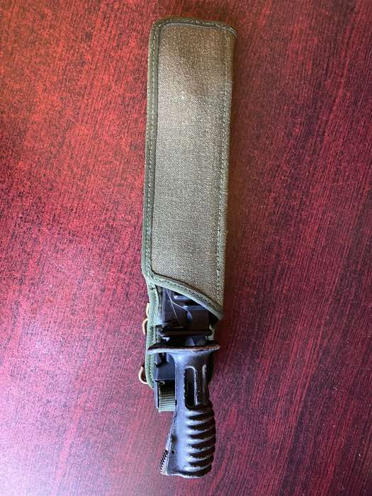 BRITISH SA 80 BAYONET-THE REVERSE OF THE FROG SHOWING BELT LOOPS AND BELT RETAINING HOOK FIXINGS-THE
