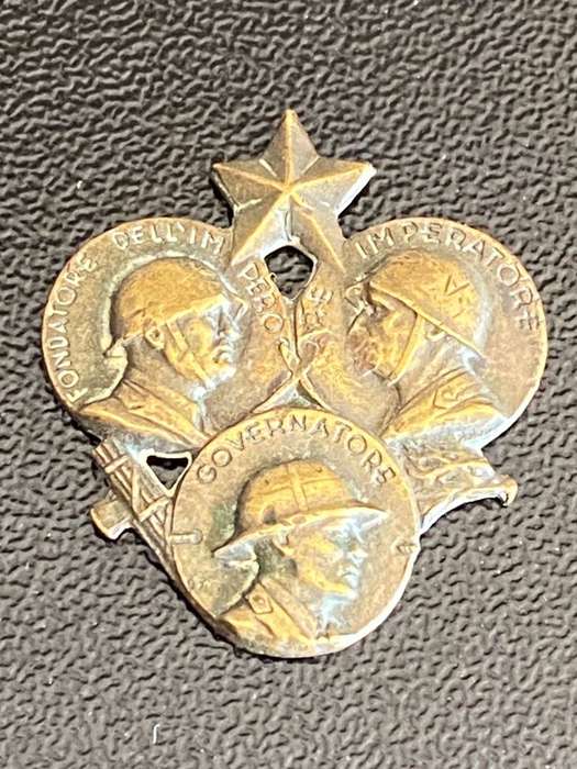 US AVON PRESIDENTS CLUB AWARD PIN (PIN MISSING) WITH PRESIDENTS ON THE FRONT