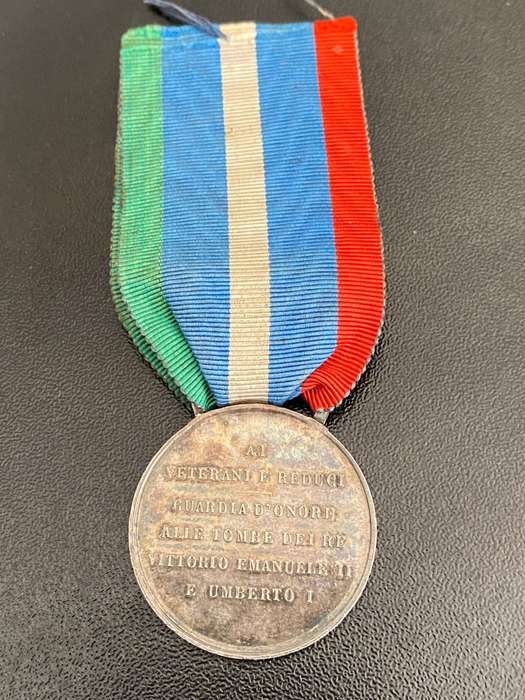 ITALIAN SILVER MEDAL FOR RETURNING VETERANS WHO MOUNTED GUARD ON THE TOMB OF KING UMBERTO 1 AND KING