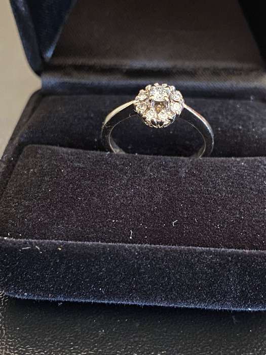 SOLID WHITE GOLD RING WITH 10 DIAMONDS-TOTAL WEIGHT 2,4G-RING SIZE JUST SMALL OF I