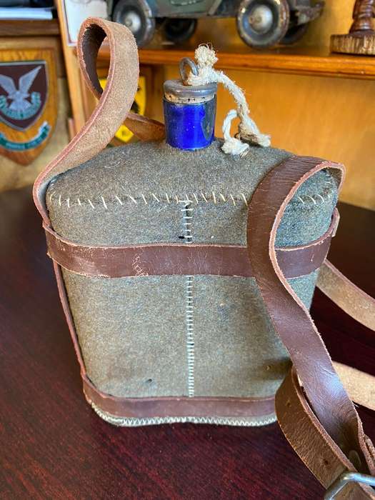 WW1 BLUE ENAMEL,BRITISH WATER BOTTLE COMPLETE WITH STOPPER AND LEATHER HANGER
