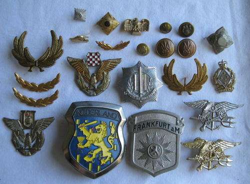 SELECTION OF INTERNATIONAL BADGES,RANKS & BUTTONS-23 ITEMS IN TOTAL