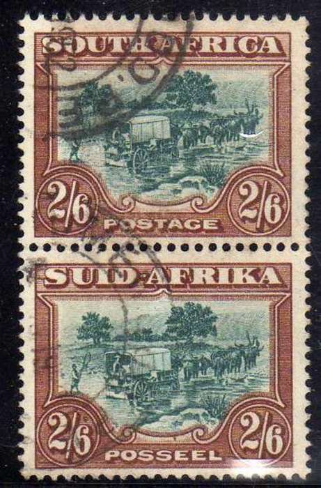 SOUTH AFRICA 1947-54 HYPHENATED & SCREENED PICT 2/6d VERT PAIR VFU. SACC 120. CAT R350. (SACC 2015).