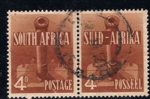 SOUTH AFRICA 1941-42 LARGE WAR 4d ORANGE BROWN PAIR VFU. SACC 91. CAT R350.