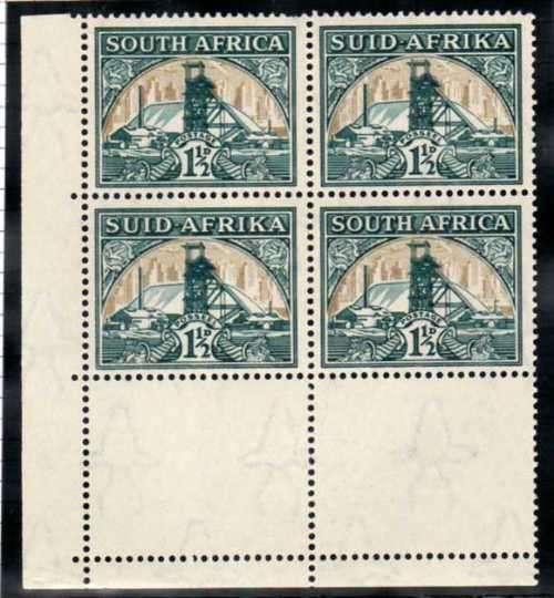 SOUTH AFRICA 1933-48 1,5d MM CORNER BLOCK OF 4 WITH FLAG ON CHIMNEY VAR. SACC 57var. CAT R515.