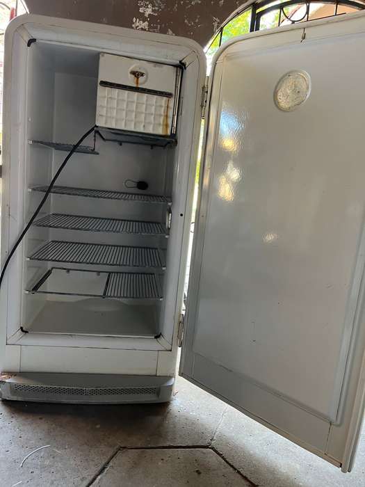 WORKING! VERY VINTAGE FRIGIDARE FRIGE. A very rare find. Buyer to collect.