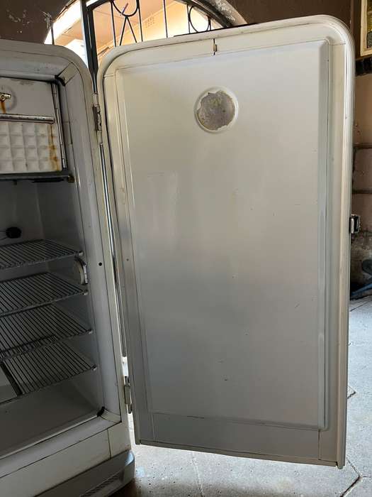 WORKING! VERY VINTAGE FRIGIDARE FRIGE. A very rare find. Buyer to collect.