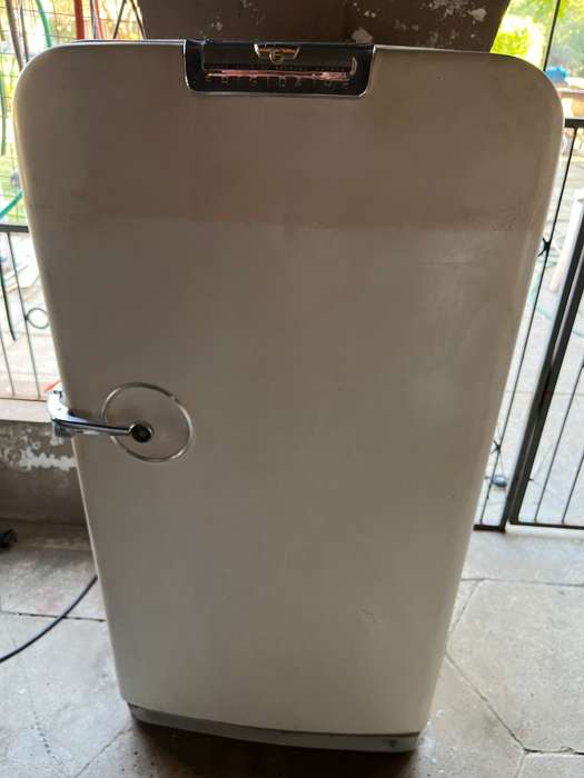 WORKING! VERY VINTAGE FRIGIDARE FRIGE. A very rare find. Buyer to collect.