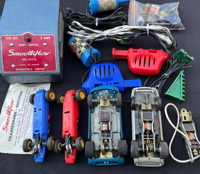 SCALEXRTIC Cars and accessories. ALL, NOT WORKING. FOR SPARES OR REPAIRS ONLY.