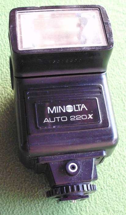 Camera flash minolta 220X.