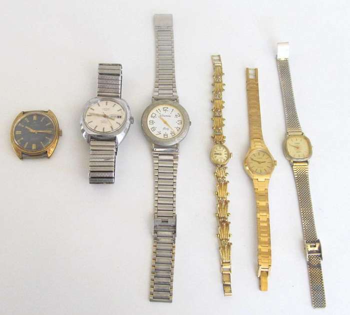 A LOT OF SIX WATCHES SOLD AS NOT WORKING===ONE IS TICKING