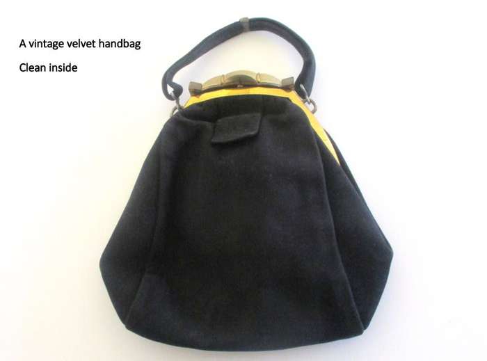 A VINTAGE MUSICAL POWDER COMPACT AND OTHER LADIES ITEMS