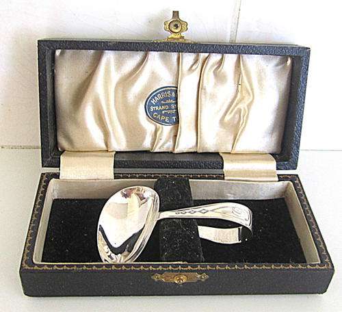 A HALLMARKED SILVER CHILDS SPOON--BOXED--18,2 Gram