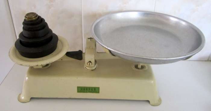 A HARPER ENAMELWARE SCALE WITH SEVEN WEIGHTS.
