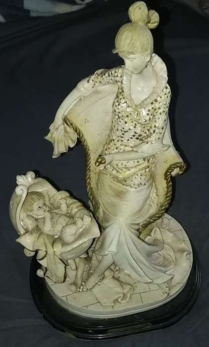 30cm x 20cm - ROSSILINI CREATION FIGURINE - DESIGNED IN ITALY - NEED TLC