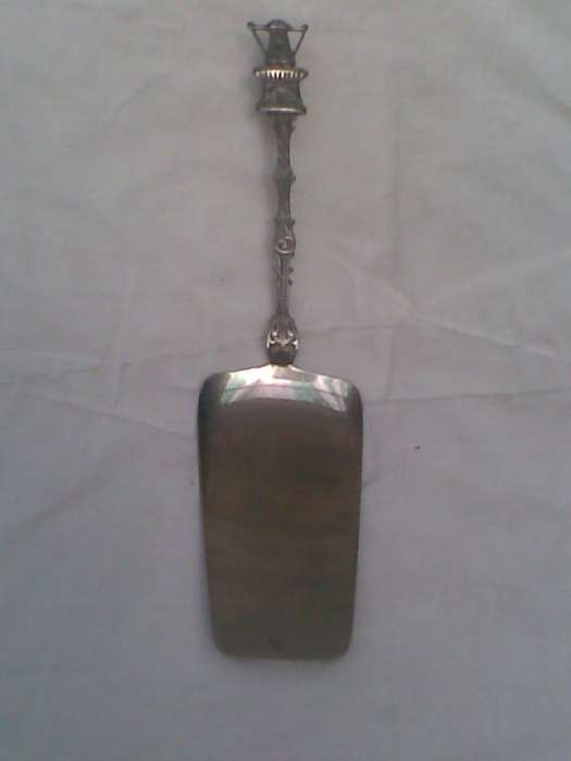 A DUTCH VINTAGE CAKE LIFTER WITH BEAUTIFUL HANDLE DEPICTING A WINDMILL?
