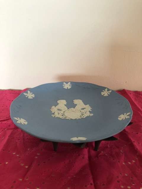 Wedgwood 1986 Prince Andrew and Fergie commemorative plate and stand