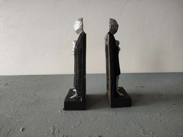 Lovely cast iron bookends in excellent condition: Height app 230+ mm