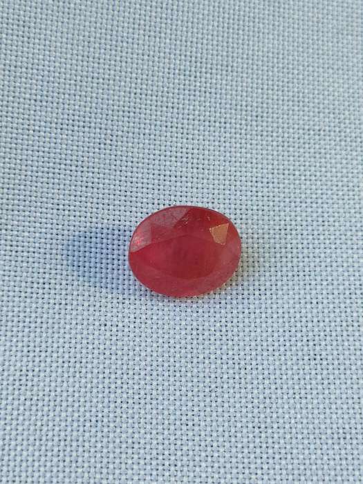 Madagascar Ruby - naturally mined -3.82 carats - oval cut and VS clarity
