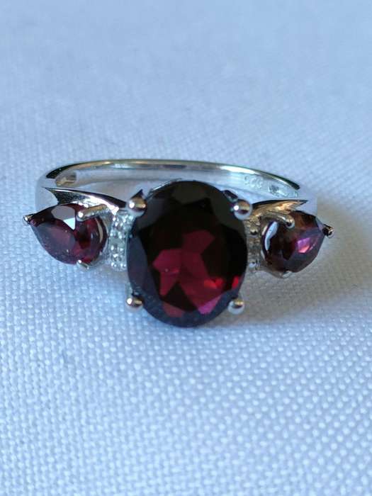 Sterling Silver Garnet and diamond ring: Stunning piece: Size: US7 Weight: 3.20.ct+