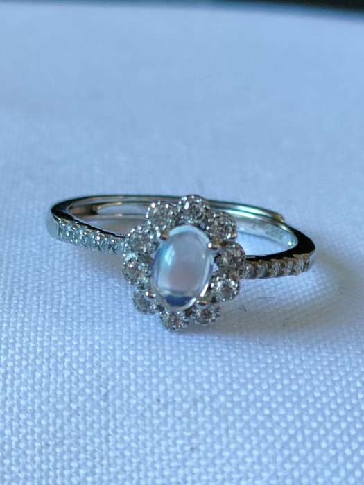 Sterling Silver Moonstone and White Topaz ring: Size: US7 Weight: 1.00.ct+