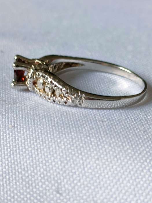Sterling Silver Garnet and diamond ring: Size: US7 Weight: 1.00.ct+
