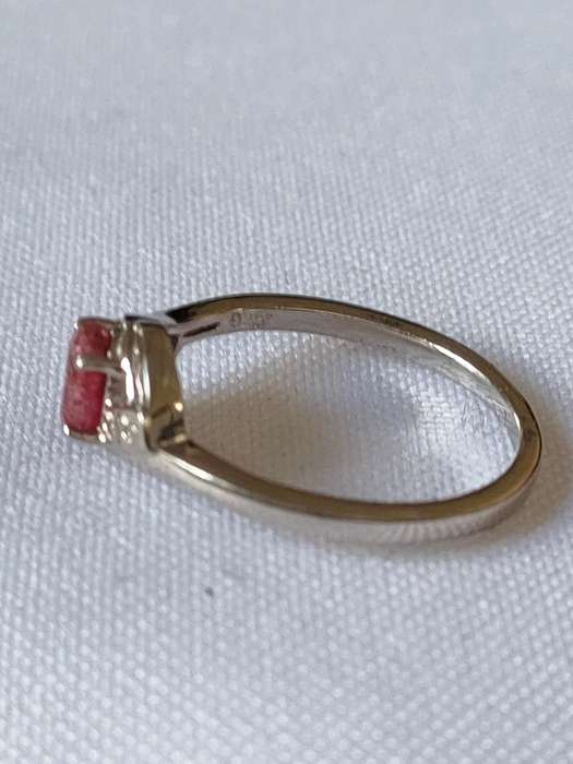 Sterling Silver Ruby and diamond ring: Size: US7 Weight: 0.60.ct+