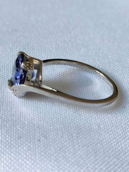 Sterling Silver Iolite and diamond ring: Size: US7 Weight: 1.60.ct+