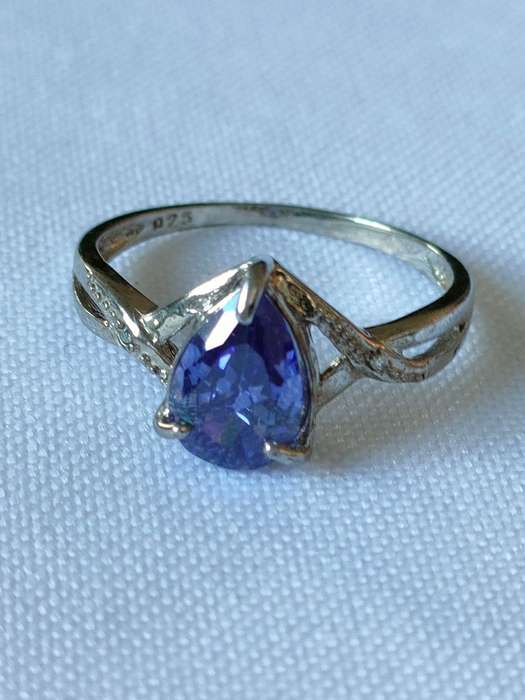 Iolite and diamond sterling silver -naturally mined stones - size US 7 - 1.40 ct - 925 stamp