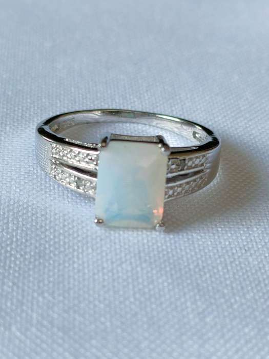 Opal and diamond sterling silver ring: - naturally mined - size US 7 - 1.50 ct - 925 stamp