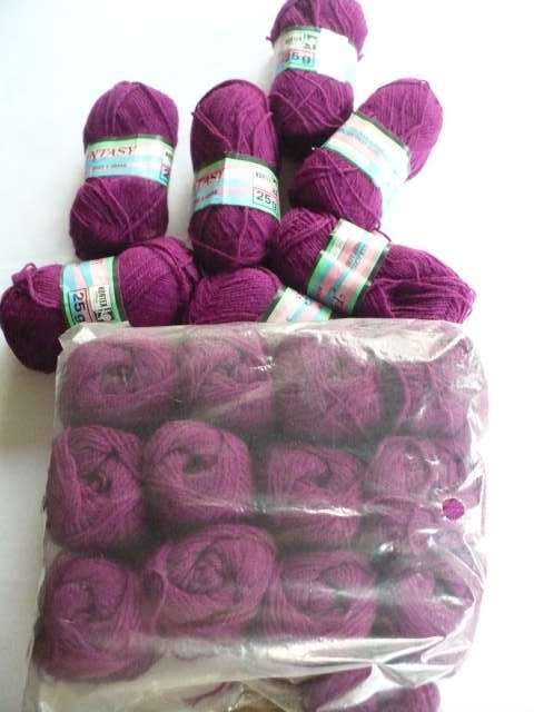 FANTASY  4 PLY   WOOL    20  X 25 GRAM   SHADE MAROON