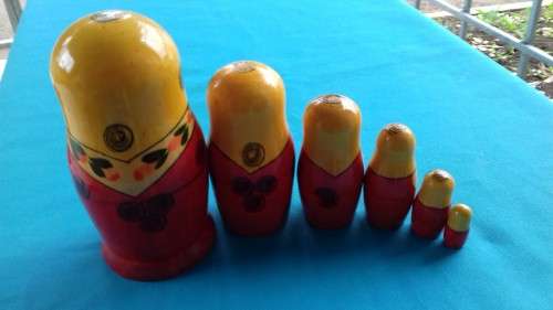 RUSSIAN NESTING DOLLS  SET 0F 6