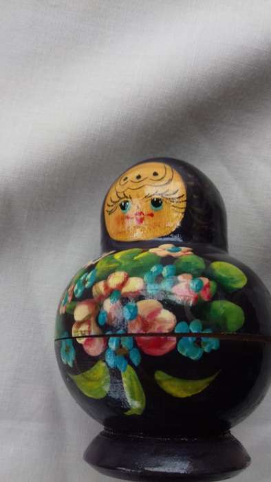 RUSSIAN NESTING DOLLS  SET 0F 4