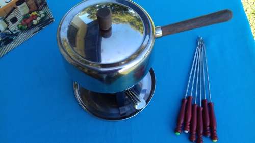 STAINLESS STEEL FONDUE SET  6  FORKS