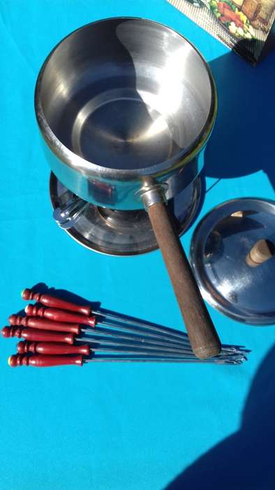 STAINLESS STEEL FONDUE SET  6  FORKS