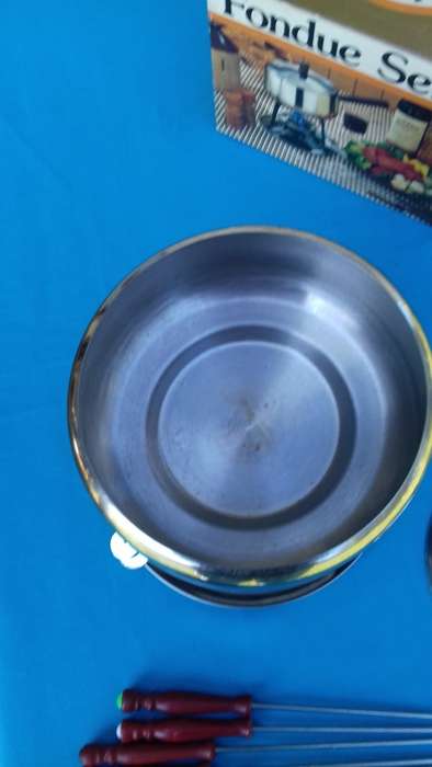 STAINLESS STEEL FONDUE SET  6  FORKS