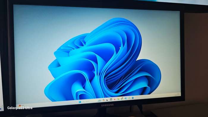1 x 22` FHD Monitor with Super slim design