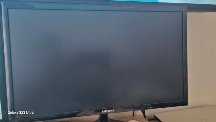 1 x 22` FHD Monitor with Super slim design
