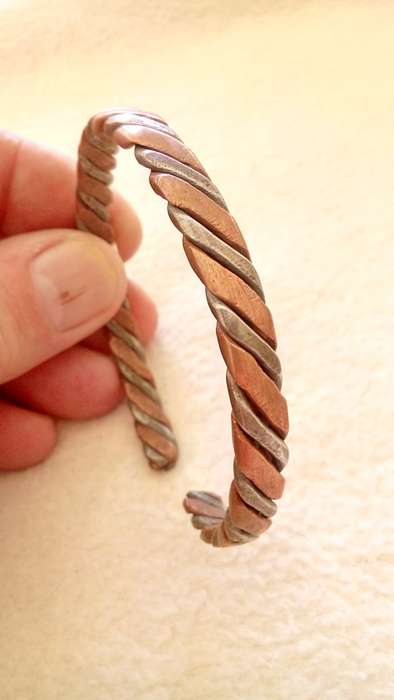 RED COPPER AND METAL WIRE BRACELET.  ADJUSTABLE SIZE. 6 MM WIDE