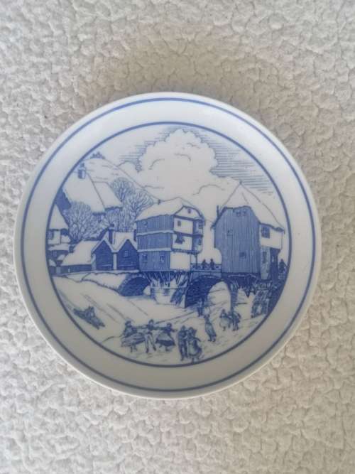 Hutschenreuther Germany Niederthaler Hof Blue and White Plate