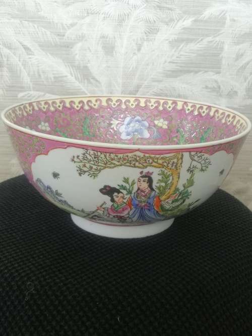 A BEAUTIFUL PINK CHINESE FAMILLE ROSE BOWL