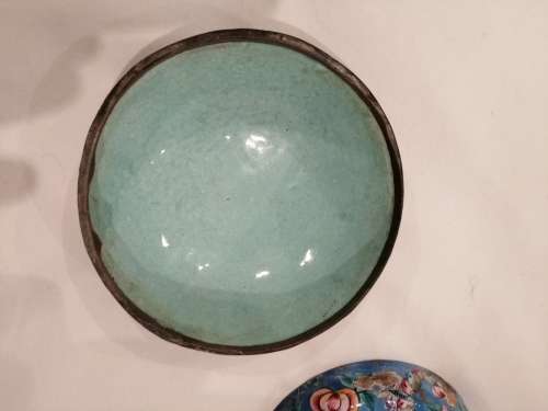 A PRETTY VINTAGE CHINESE DOMED LIDDED ENAMELLED TRINKET BOX