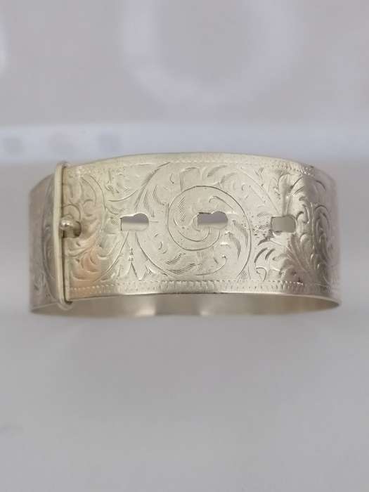 A BEAUTIFUL HALLMARKED VINTAGE SILVER BRACELET.