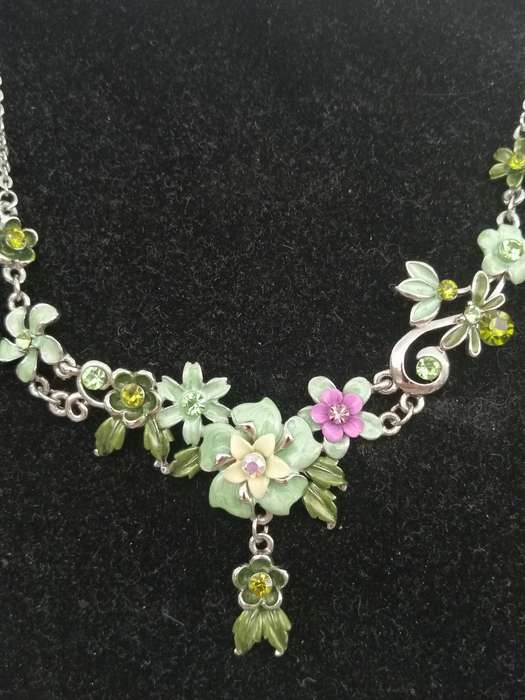 A PRETTY,VINTAGE ENAMELED NECKLACE AND EARRING SET