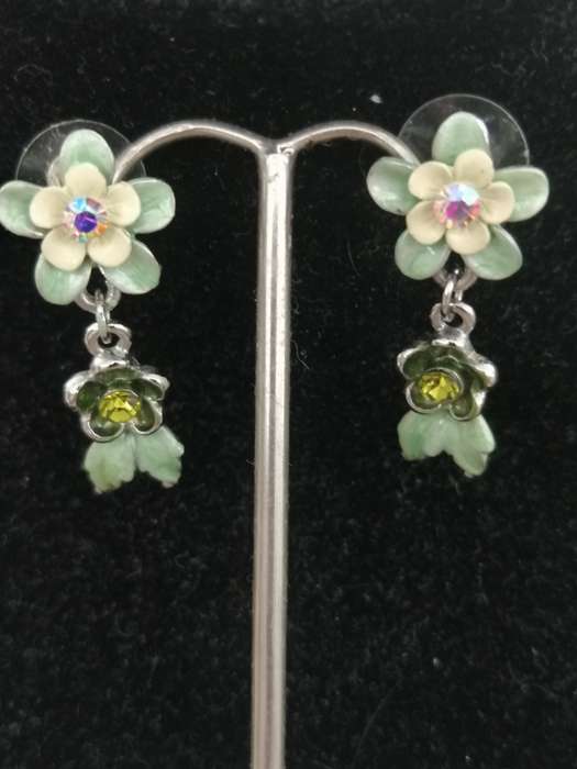 A PRETTY,VINTAGE ENAMELED NECKLACE AND EARRING SET